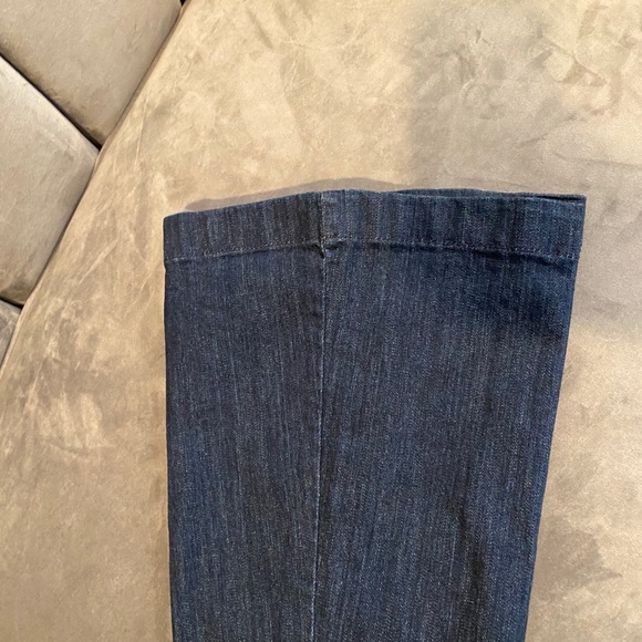 Dark Washed Denim flare bottom Levi’s 🌸 - Picture 6 of 8